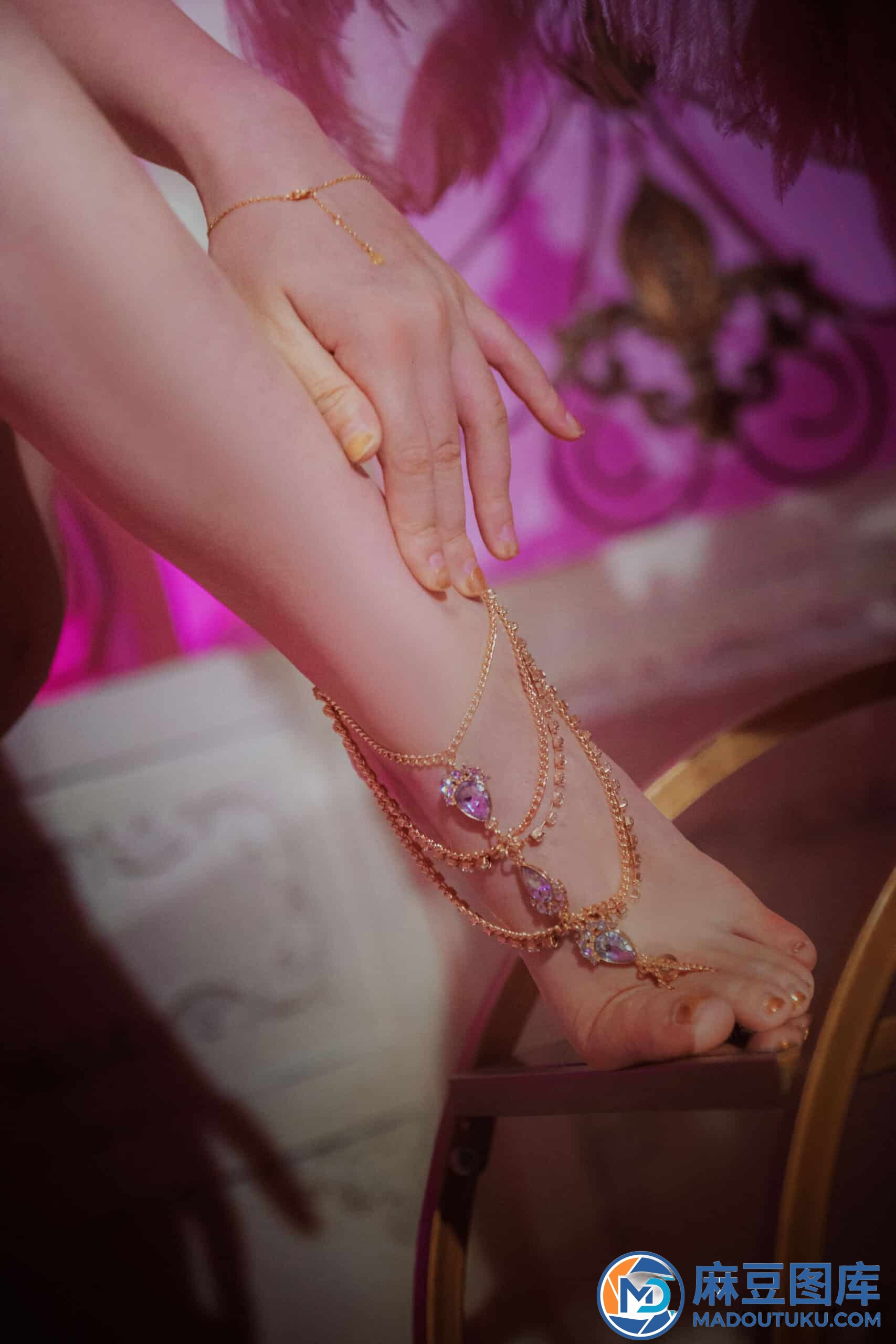 【国模套图】年年《紫色妖姬》 - 第 4 张