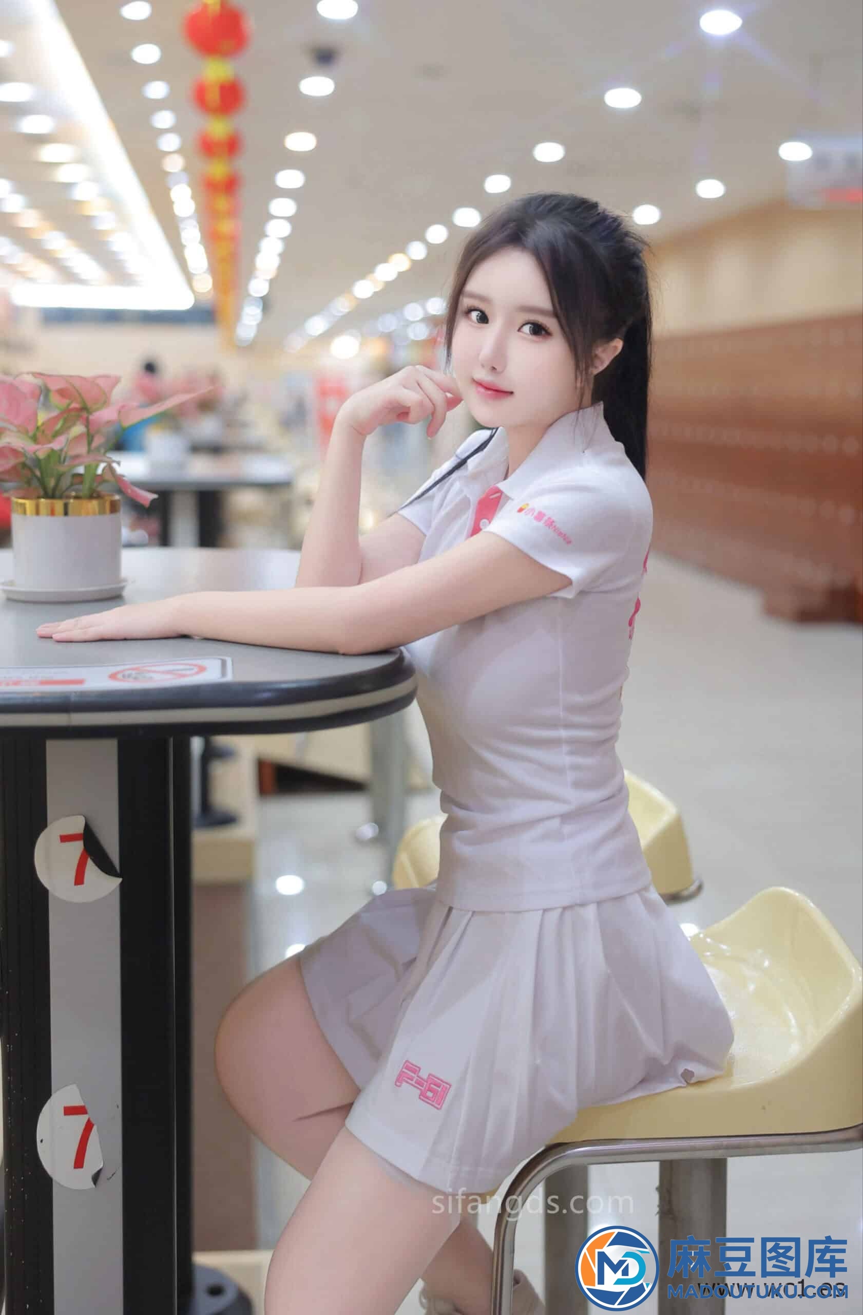 【私购流出】小薯条nienie《保龄球馆露出》