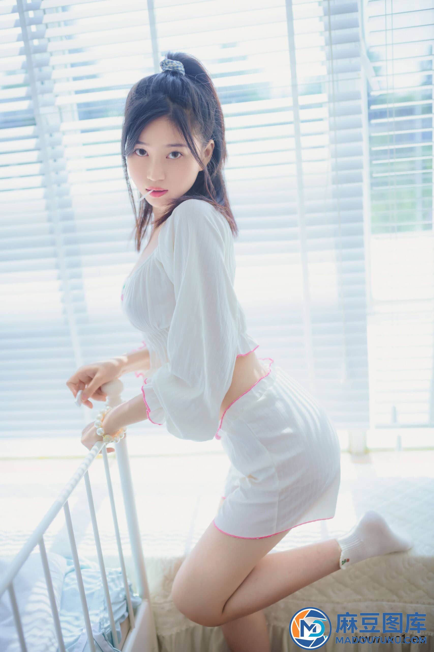 年年《爱吃棒棒糖的少女》 - 第 8 张