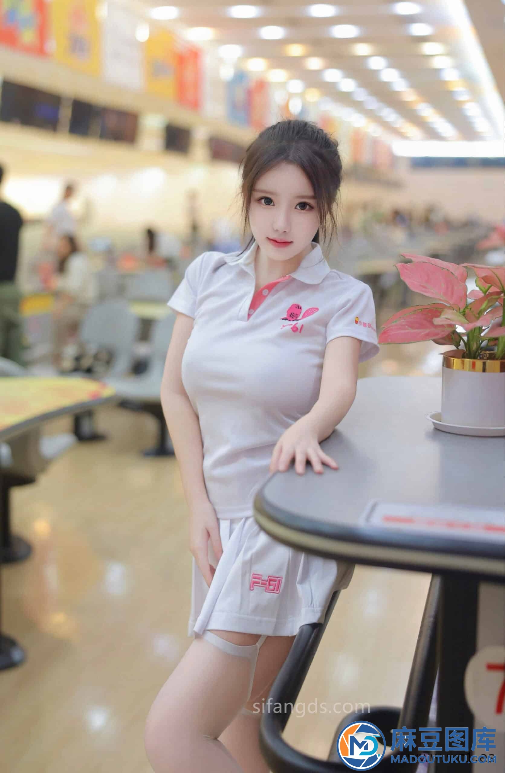 【私购流出】小薯条nienie《保龄球馆露出》