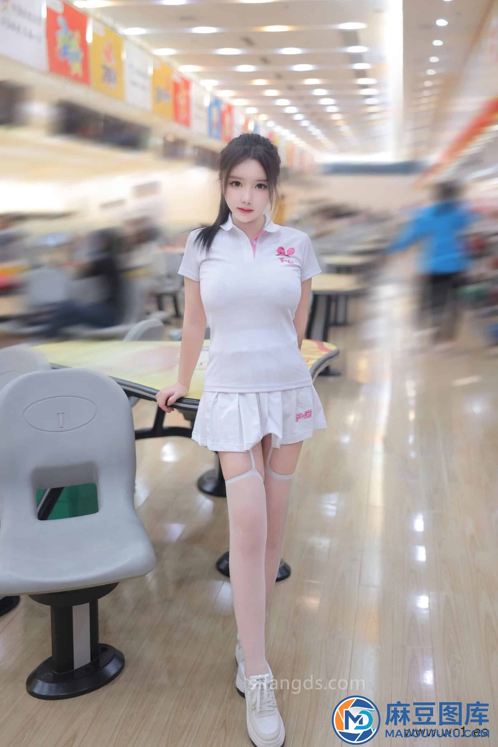 【私购流出】小薯条nienie《保龄球馆露出》