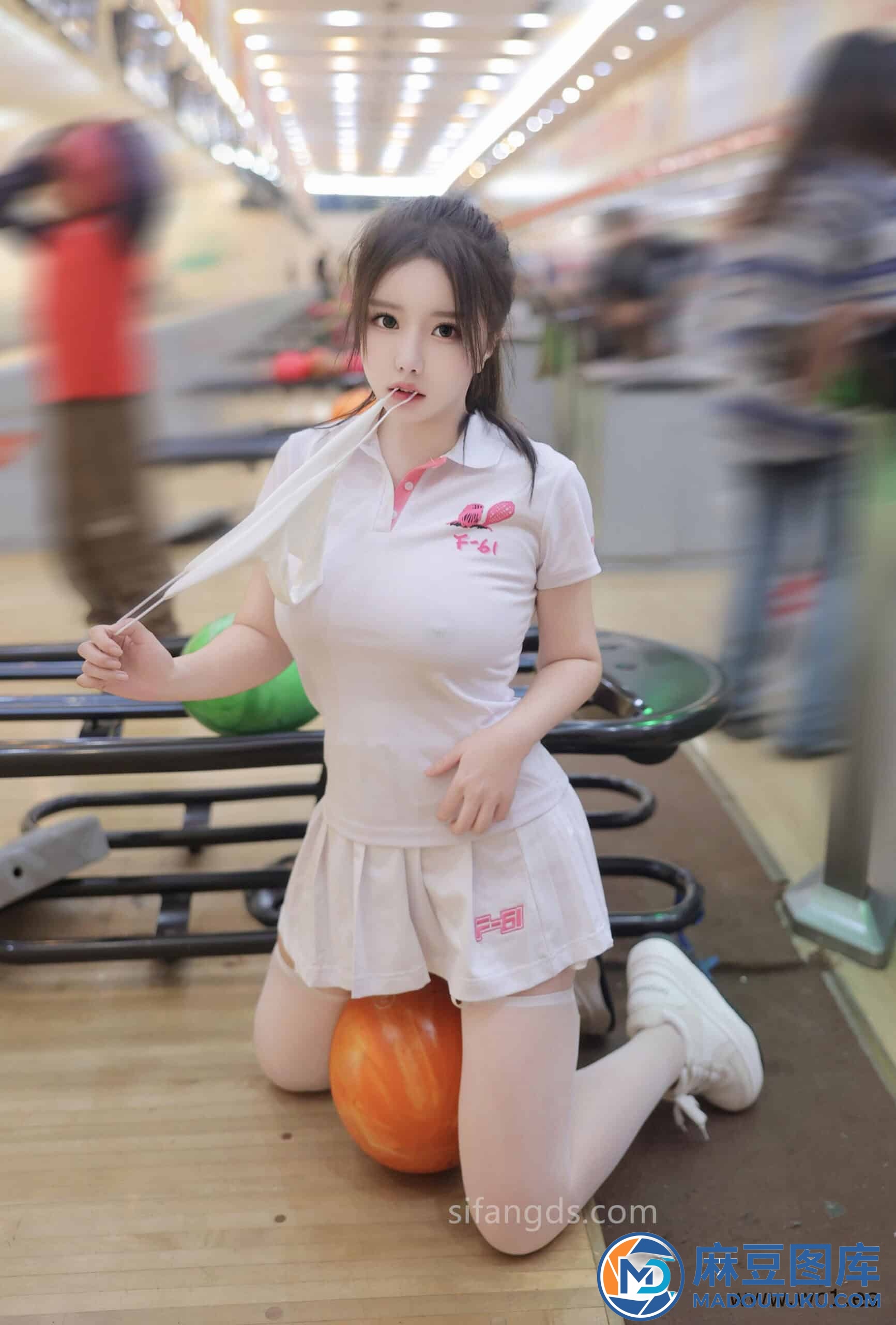 【私购流出】小薯条nienie《保龄球馆露出》