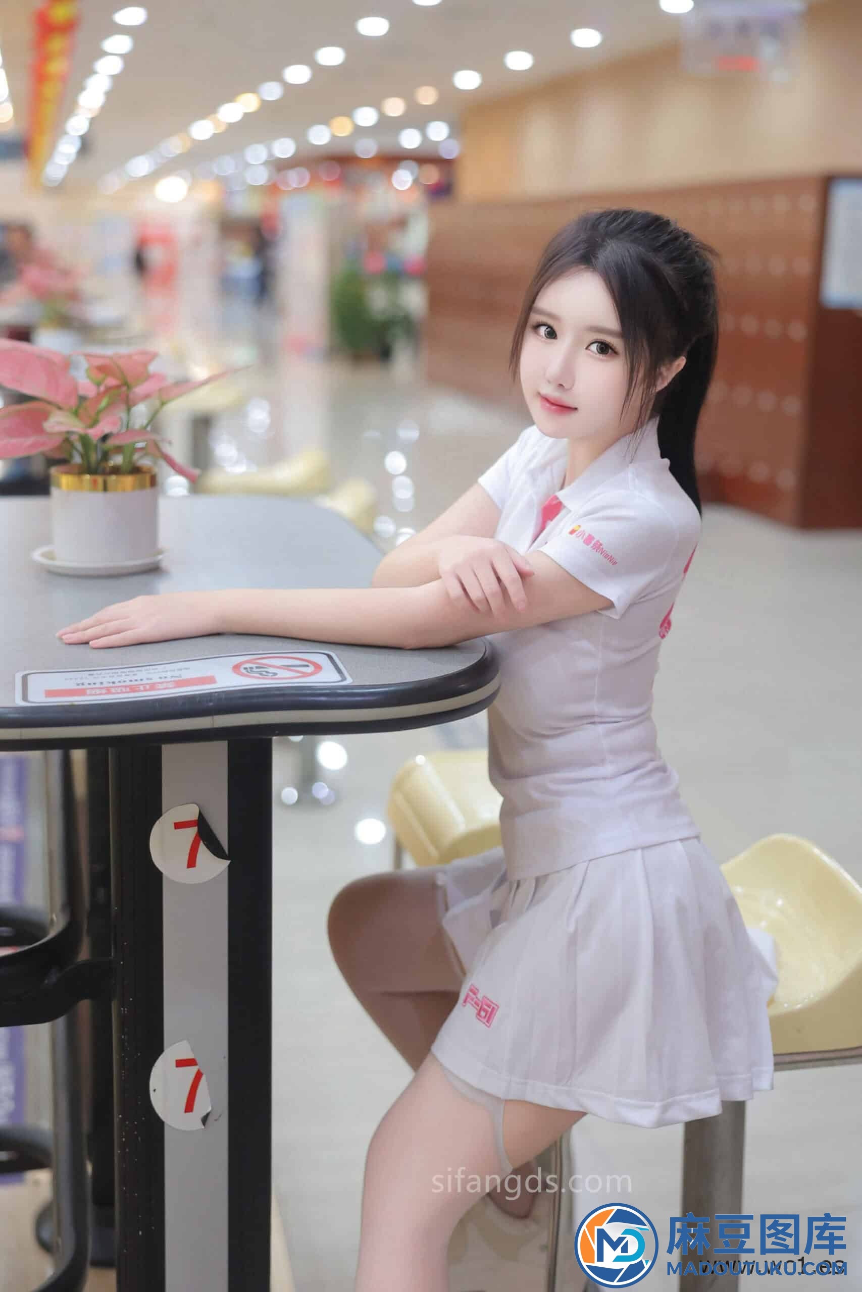 【私购流出】小薯条nienie《保龄球馆露出》