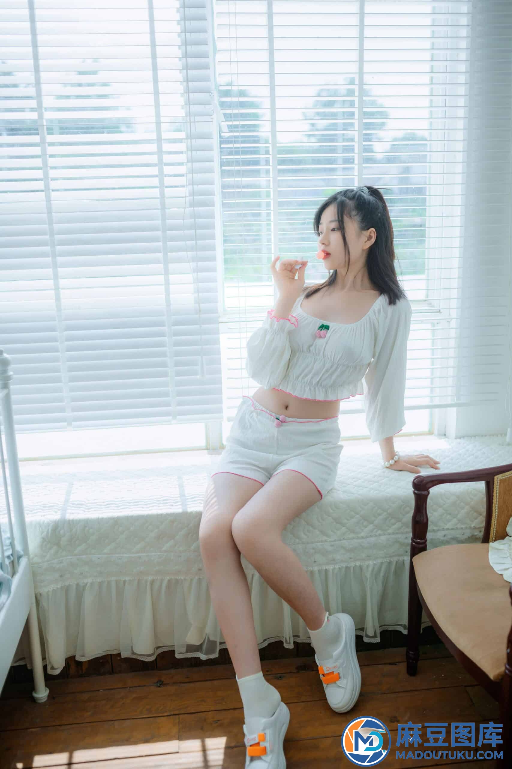 年年《爱吃棒棒糖的少女》 - 第 6 张