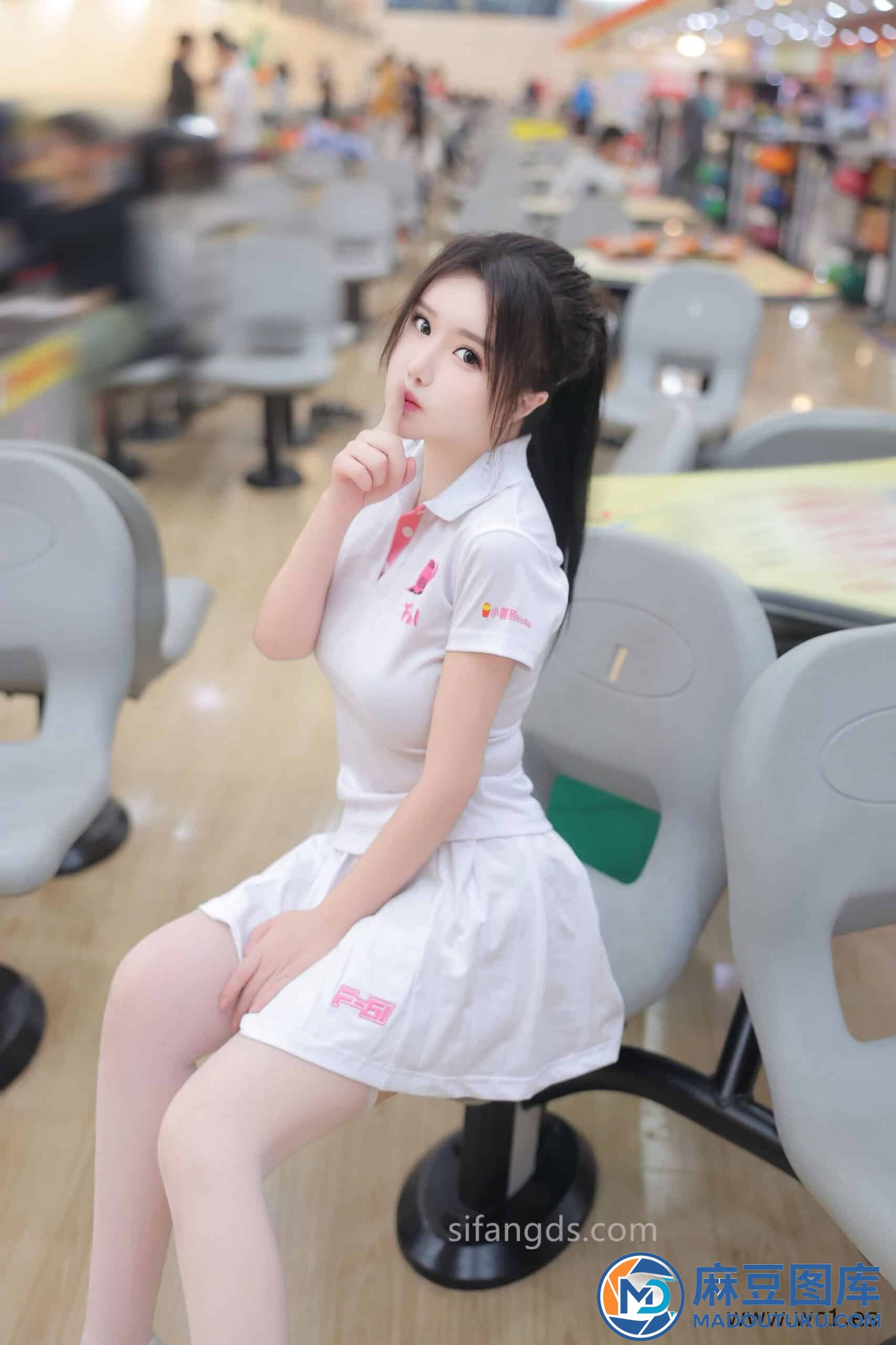 【私购流出】小薯条nienie《保龄球馆露出》
