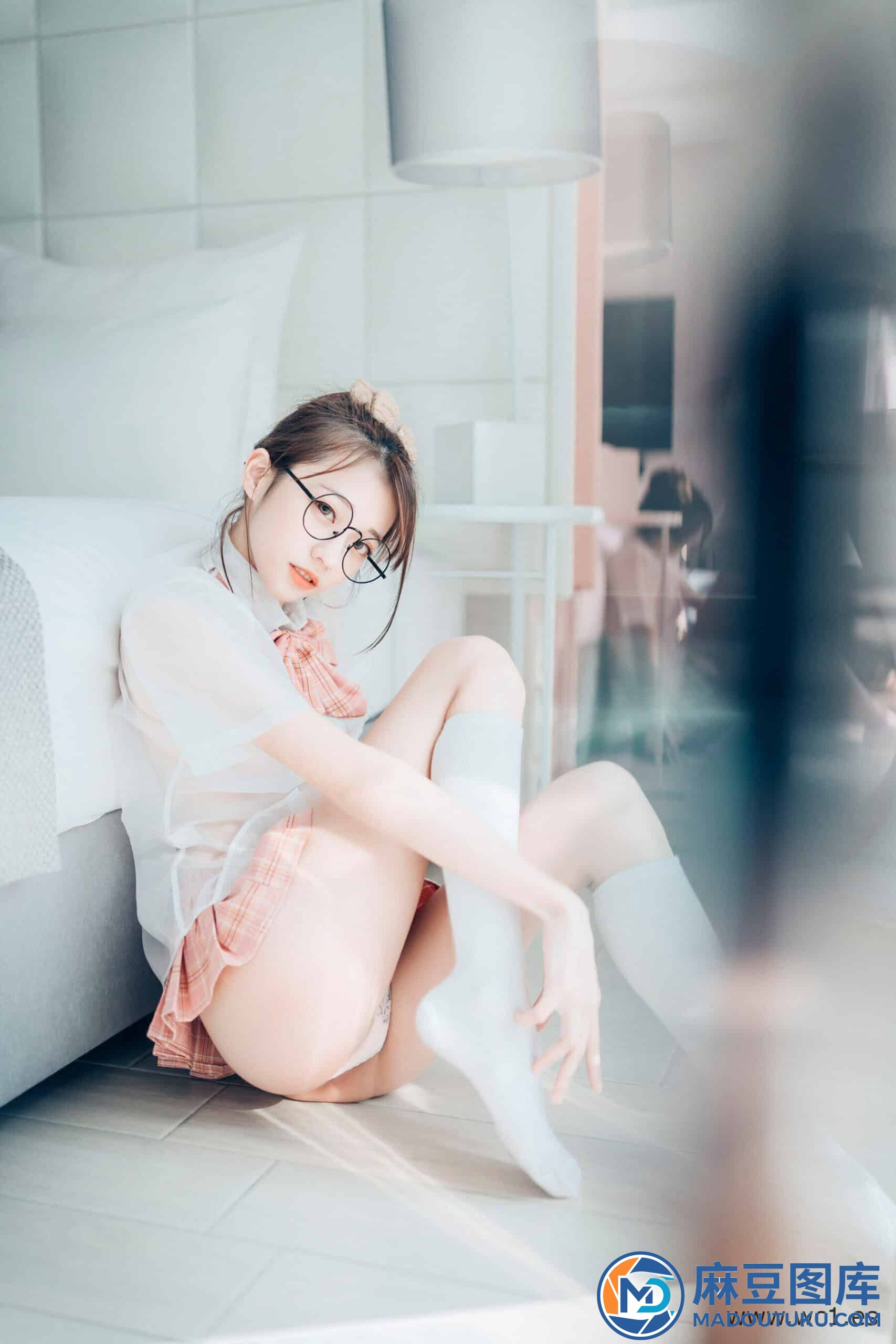 【JVID】妍妍《Angel – 女孩在trasmart制服与眼镜》 - 第 2 张