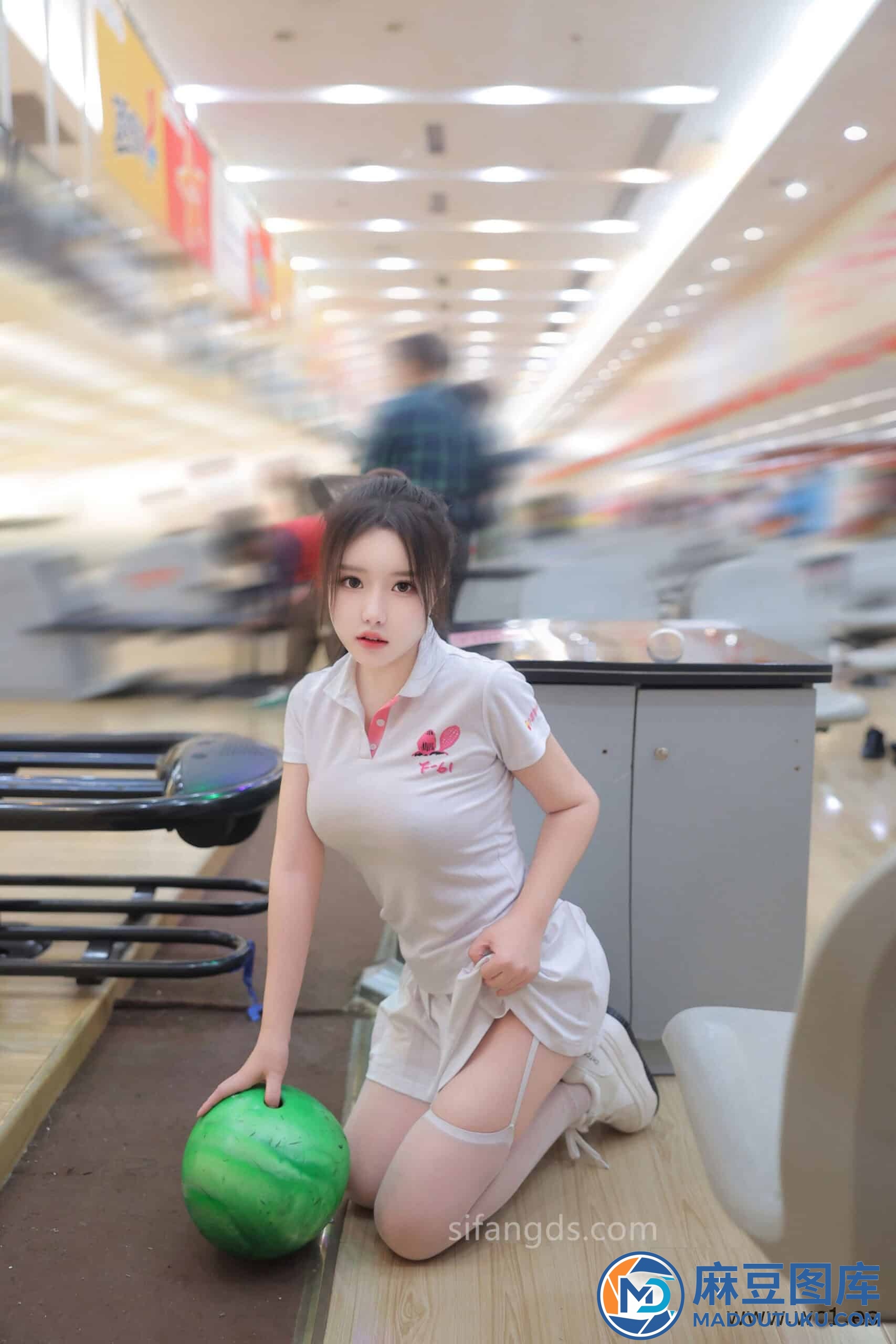 【私购流出】小薯条nienie《保龄球馆露出》